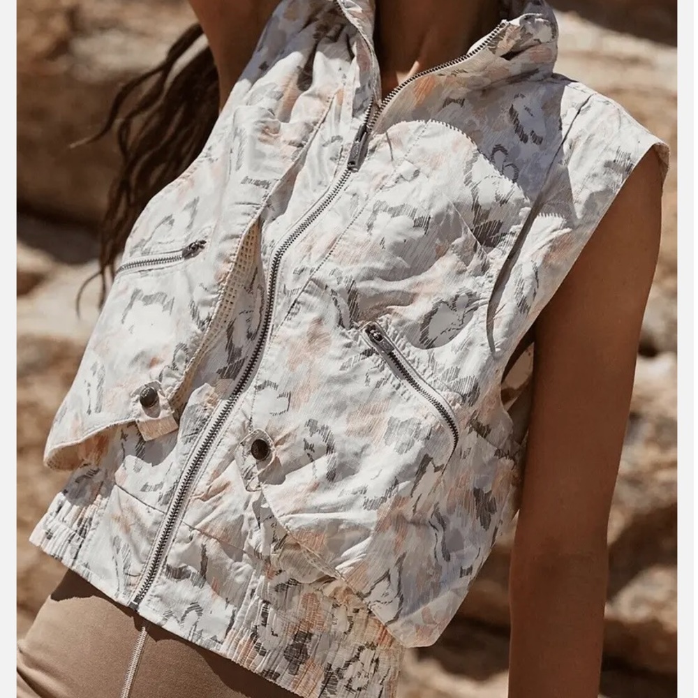 NWT FP MOVEMENT off the grid lightweight vest in ivory floral